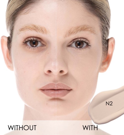 Das Bild zeigt das Gesicht einer Frau, das in zwei Hälften geteilt ist, mit und ohne Hautpflegeprodukt.
