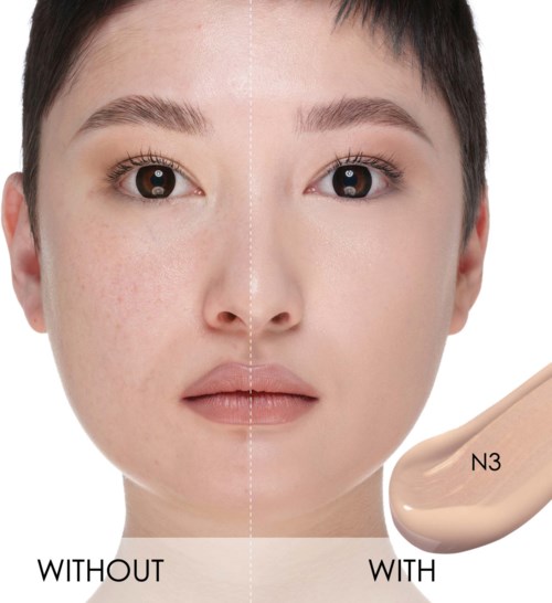 Das Gesicht einer Frau vor und nach Make-up oder Hautpflege mit einem Produkt N3. Klare Haut auf der rechten Seite, ungleichmäßige auf der linken.