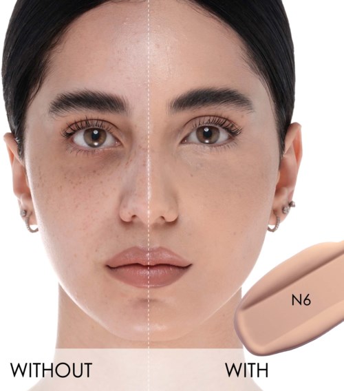 Das Bild zeigt einen Vergleich eines Frauen Gesichts, die eine Seite mit klarer Haut, die andere mit Pickeln, beschriftet ohne und mit Make-up.