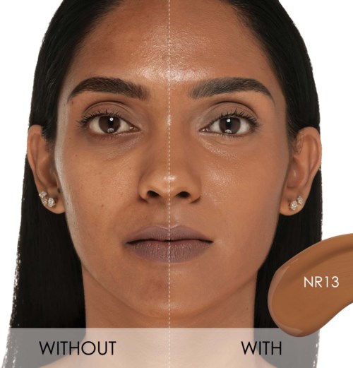 Eine Frau zeigt Vorher- und Nachher-Effekte von Make-up auf ihrem Gesicht, mit klarer Haut und unterschiedlichen Gesichtsausdrücken.