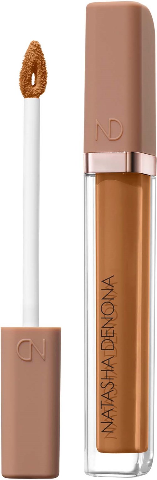Ein flüssiger Concealer mit einem beigefarbenen Deckel und einem weißen Applikator. Text: NATASHA DENONA.