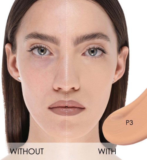 Ein geteiltes Gesicht zeigt Haut vor und nach Make-up, mit einem Make-up-Schwamm auf der einen Seite.
