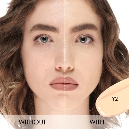 Das Gesicht einer Frau ist in zwei Hälften geteilt, eine ohne und eine mit Foundation, zeigt Vorher und Nachher Make-up.