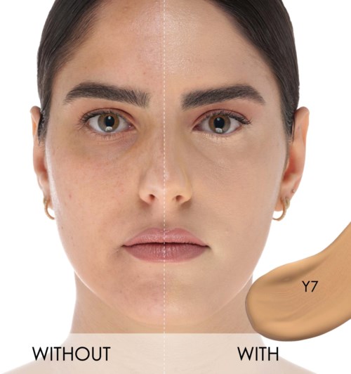 Das Gesicht einer Frau mit klarer Haut nach Foundation-Anwendung, mit einem Make-up-Schwamm in der Nähe.
