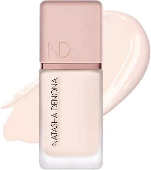 Eine Flasche Natasha Denona Make-up-Grundierung mit einer Probe des Produkts dahinter.