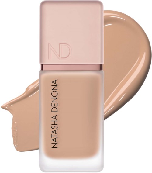 Eine Foundation-Flasche mit rosa Deckel und beige Flüssigkeit, dazu ein Klecks in derselben Farbe.