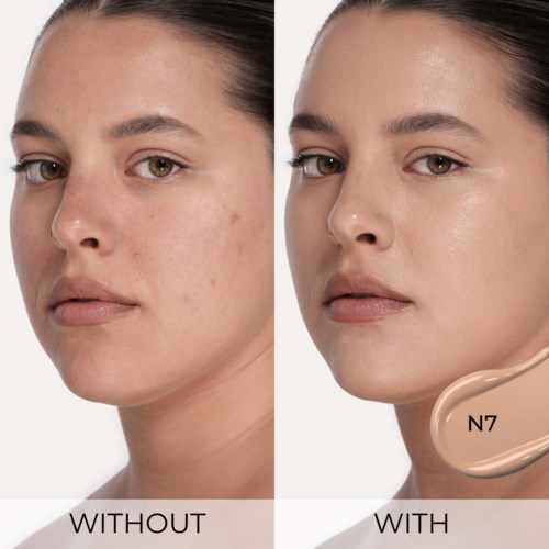 Ein Vergleich zeigt klare Haut mit Make-up rechts und ungleichmäßige Haut links.