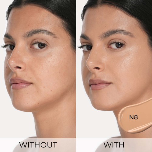 Eine Frau zeigt klare Haut vorher und glattere Haut mit einem Beauty-Produkt. Rechts ist ein beiges Gesichtspflegegerät.