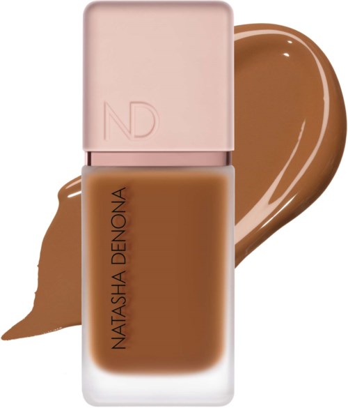 Eine Foundation-Flasche von Natasha Denona mit rosa Deckel, zeigt einen warmen Braunton.