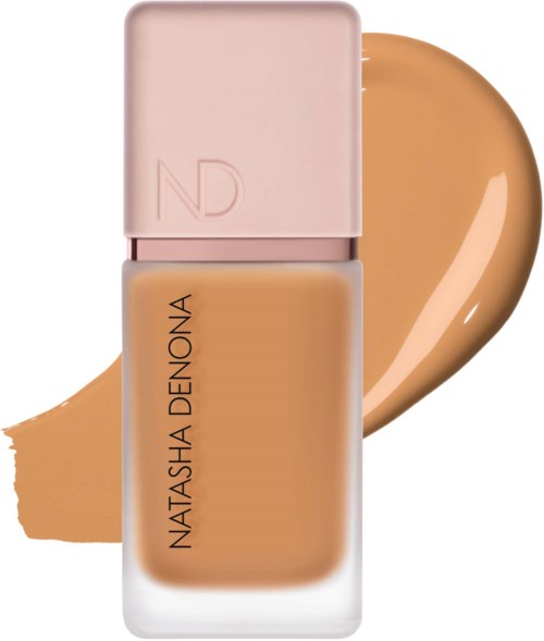 Eine Flasche Natasha Denona Foundation mit rosa Deckel und einem Farbtest der Foundation.