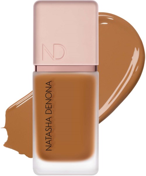Foundationflasche mit rosa Deckel und brauner Flüssigkeit, Name Natasha Denona, mit Hintergrund-Make-up.
