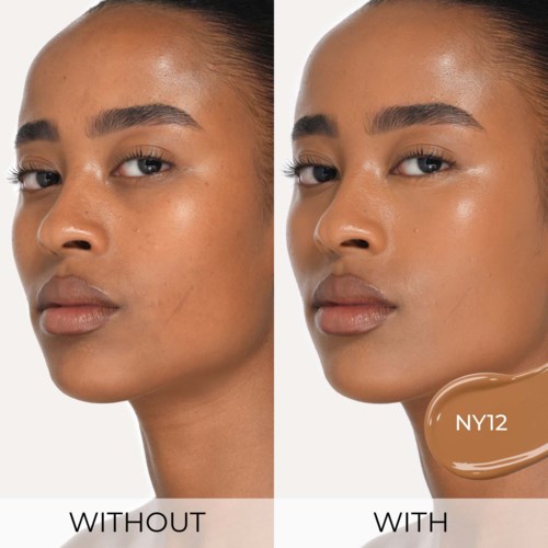 Vergleich nebeneinander zeigt das Gesicht einer Frau ohne und mit Make-up. Rechts wirkt es glatter und glänzender.