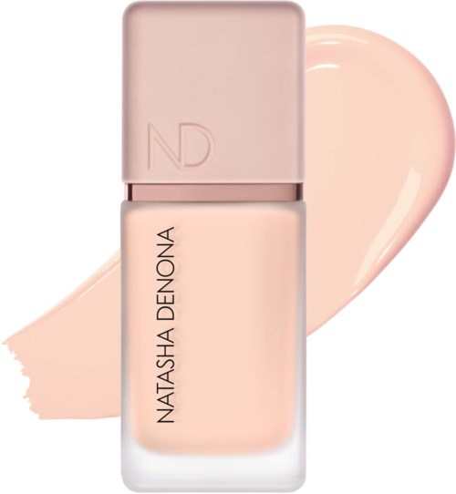 Eine hellrosa Nagellackflasche mit einem weichen rosa Deckel, hinter der eine Nagellackprobe.