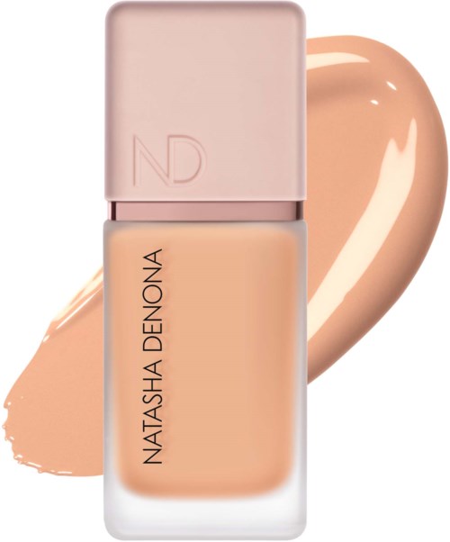 Eine Flasche Natasha Denona Foundation mit einem beigefarbenen Farbklecks dahinter.