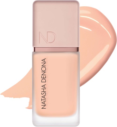 Eine rosa Foundation-Flasche mit Foundation-Strich dahinter und dem Namen Natasha Denona auf der Vorderseite.