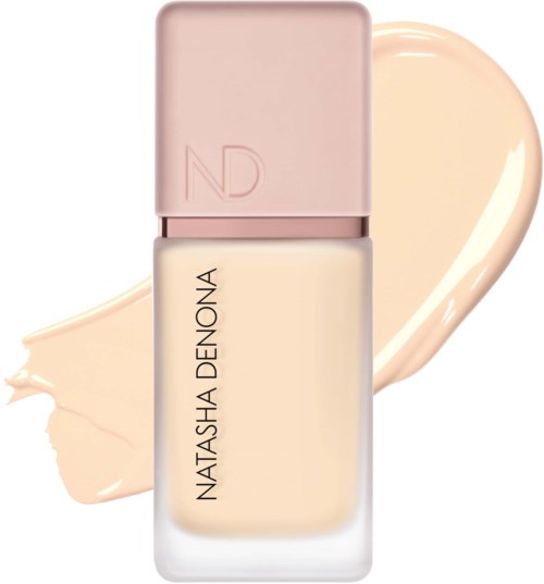 Eine Flasche Natascha Denona Foundation mit einem beigefarbenen Creme-Strich im Hintergrund.