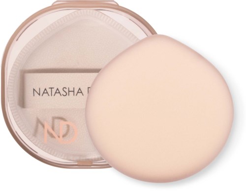 Ein runder, hellfarbener Schwamm mit einem Behälter mit der Aufschrift Natasha. Es ist wahrscheinlich ein Make-up- oder Schönheits Schwamm.