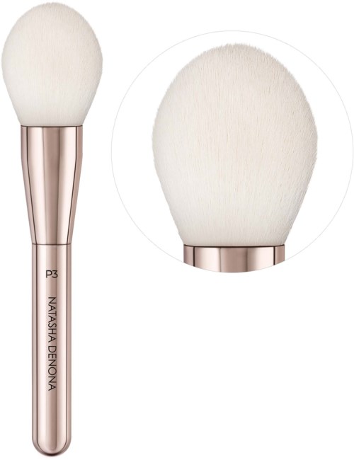 Ein Makeup-Pinsel mit roségoldenem Griff und weichen weißen Borsten, aus zwei Blickwinkeln.