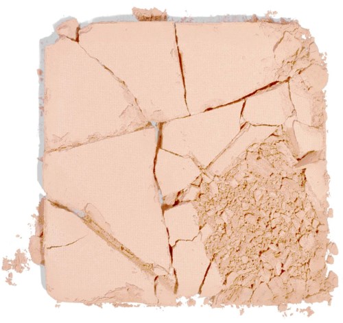 Zerbrochener Puder eines hellrosa Make-up-Produkts, wie Rouge oder Gesichtsmaske, mit zerbrochenen Stücken.