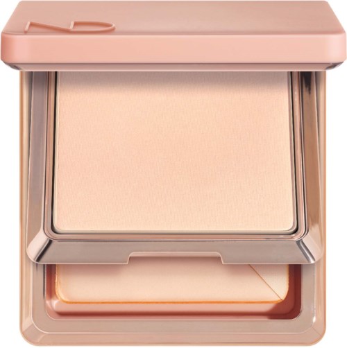 Ein Kompaktpuder mit hellbeigem Puder und einem Schwämmchen in einer rosa Hülle.