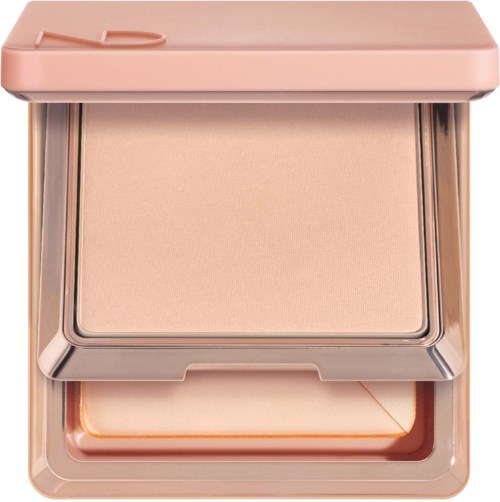 Ein kompakter Make-up-Puder mit Spiegel innen und einem Schwämmchen unten.