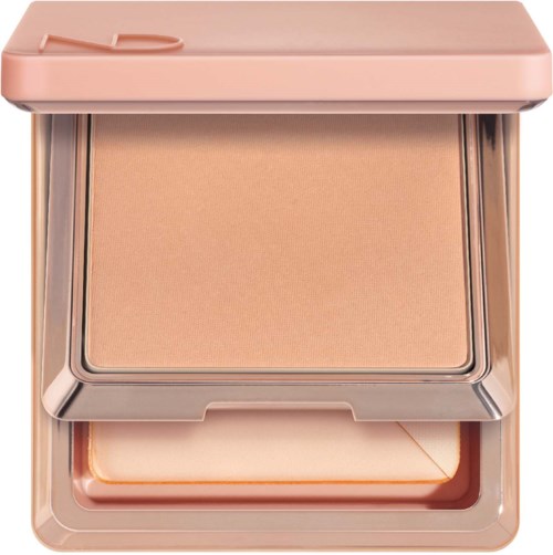 Ein Make-up-Puder in einer rosa Verpackung mit einem Schwamm darunter.