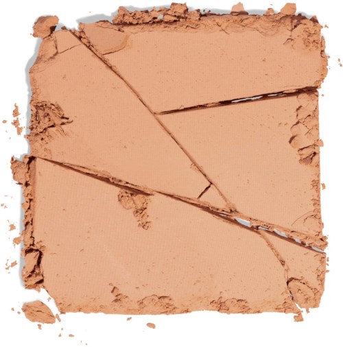 Zerbrochener Make-up-Puder in quadratischer Form mit dreieckigen Stücken. Es ist hellbraun mit verstreuter Puder.