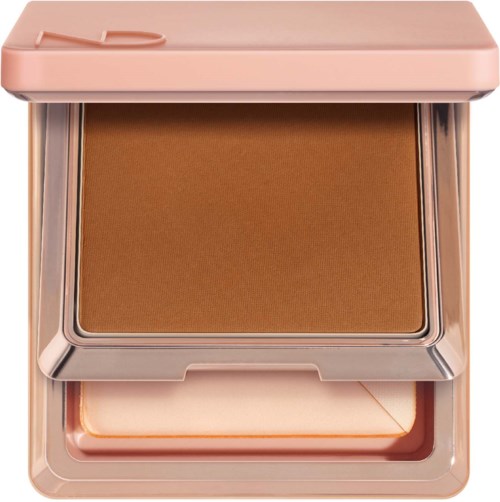 Ein kompakter Make-up-Puder mit Rouge, in einem rosa Gehäuse mit Spiegel und Schwämmchen.