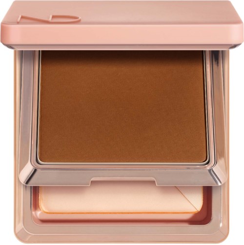 Ein kleiner brauner Puder in einer rosafarbenen Make-up-Box mit Spiegelabdeckung und einem kleinen Schwamm.
