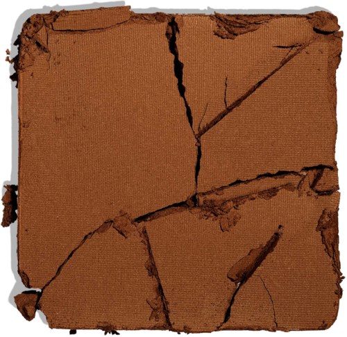 Eine rissige, zerbrochene Oberfläche aus Ton oder Erde mit sichtbaren Linien und Fragmenten.