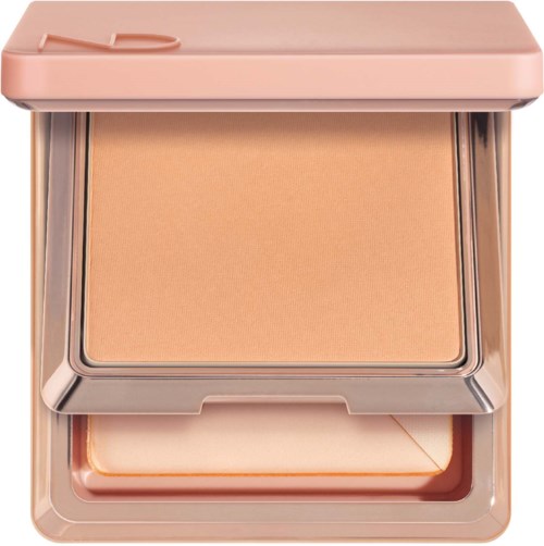 Ein kompaktes Make-up-Puder mit hellrosa Gehäuse und Fenster, das beige Puder zeigt.