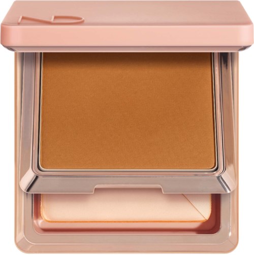 Ein kompaktes Make-up-Set mit braunem Puder und rosa Schwamm.
