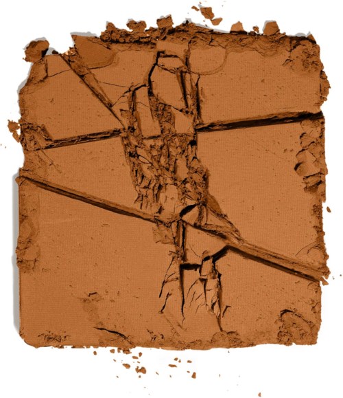Zerbrochene braune Ton- oder Keramikfliese mit Rissen und ungleichmäßigen Kanten.