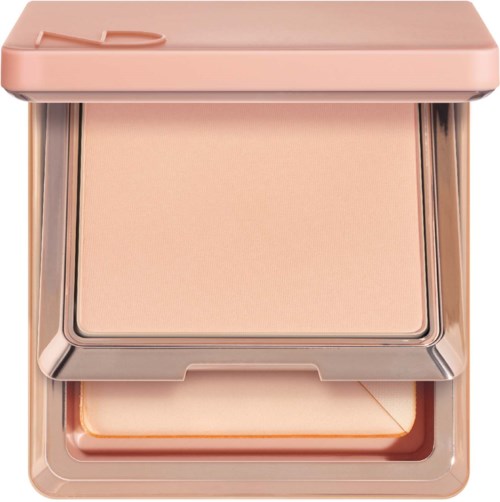 Ein rosafarbener Compact mit Puderrouge und Schwamm darunter.