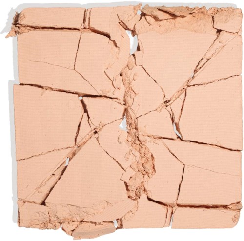 Gerissene, zerbrochene orange Make-up- oder Puderkompakt mit sichtbaren Rissen und Schäden.