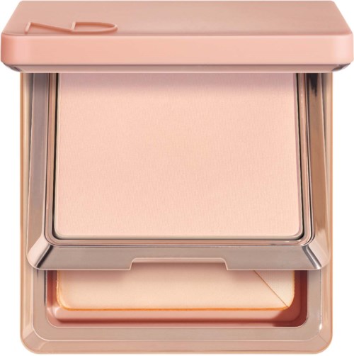 Ein Blush-Kompakt in Hellrosa mit quadratischer Form, inklusive Schwämmchen.