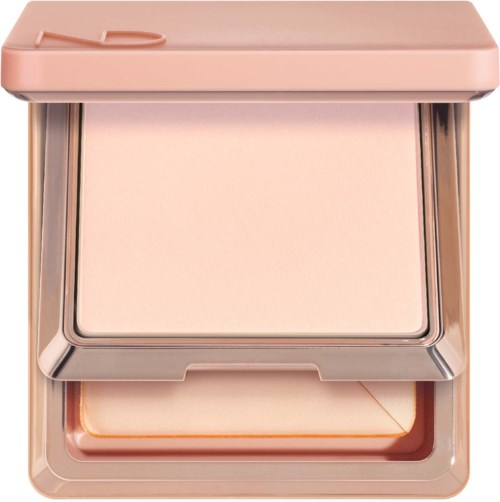 Ein kompakter Make-up-Kasten enthält helles Puder und einen Schwamm. Die Schachtel ist rosa mit einem Spiegel auf dem Deckel.