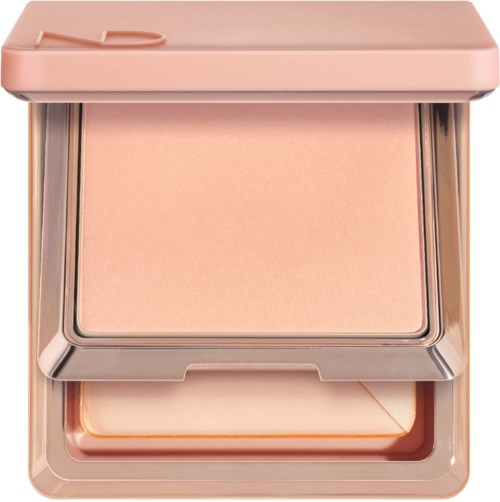 Ein rosa Make-up-Kompaktdose mit Puder, Schwamm und hellbeigem Presspuder.