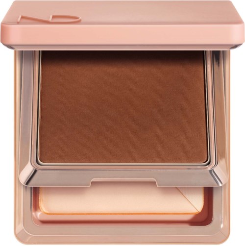 Make-up-Deckel mit braunem Puder und separater Schwamm im rosa Gehäuse.