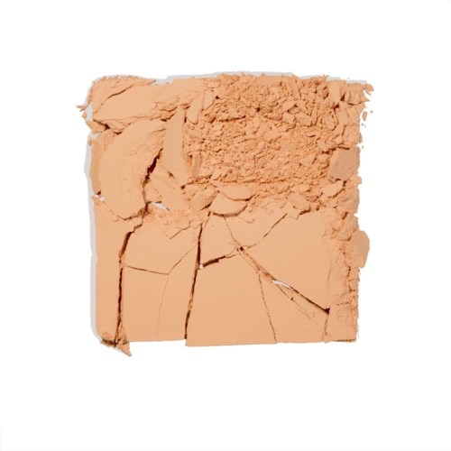 Ein zerbrochener Make-up-Puder mit hellbeigem Pulver.