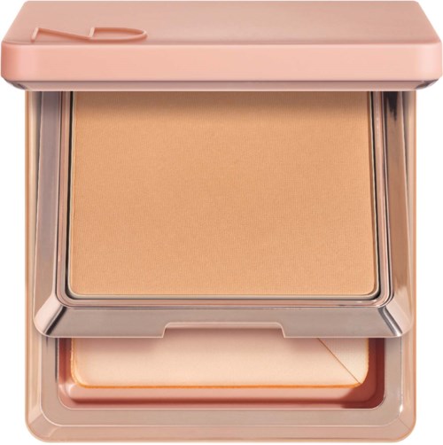 Ein Kompaktpuder-Behälter mit peach-farbigem Deckel und beigefarbenem Puder darin.