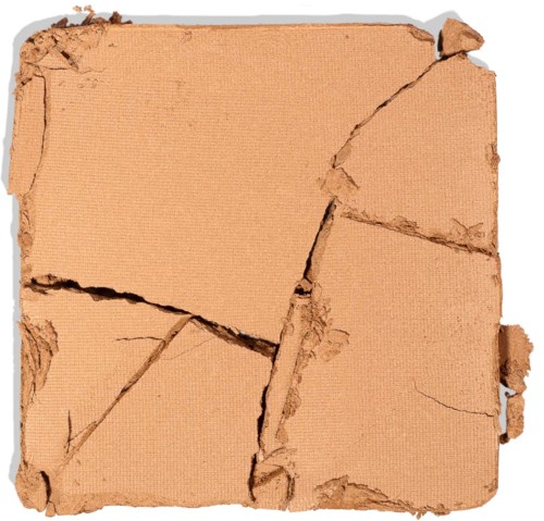 Das Bild zeigt zerissene, beschädigte Stücke aus Pappe oder Papier mit unregelmäßigen Kanten und Rissen.