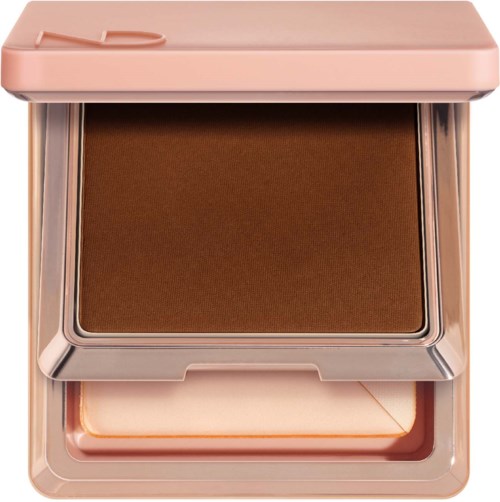 Ein kleines Make-up-Set mit braunem Puder und einem kleinen Schwämmchen. Das Set ist rosa mit einem Schiebedeckel.