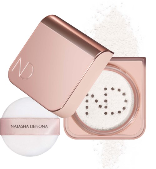 Ein kompakter Make-up-Base mit roségoldenem Gehäuse und Schwämmchen, mit der Aufschrift Natasha Denona.