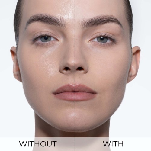 Ein geteiltes Gesicht, das den Unterschied zwischen Haut mit und ohne Make-up oder Bearbeitung zeigt.