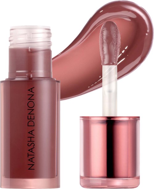 Ein Lippenstift mit nude rosa Farbe, der mit einem Applikator aufgetragen wird.