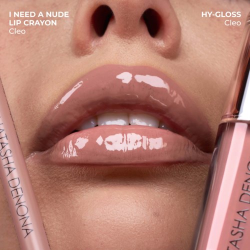 Närbild av glansig nude läppstift på läppar med en Lip Gloss Cleo-rör synlig på sidan.