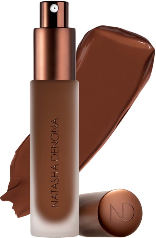 Eine Make-up-Flasche mit Spray und ein brauner Farbstrich dahinter, beschriftet Natasha Denona.