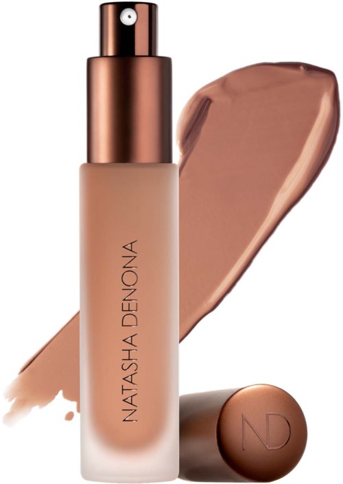 Eine Flasche Foundation von Natasha Denona mit einem Beigefarbigen Swatch und einem Deckel mit den Initialen ND.