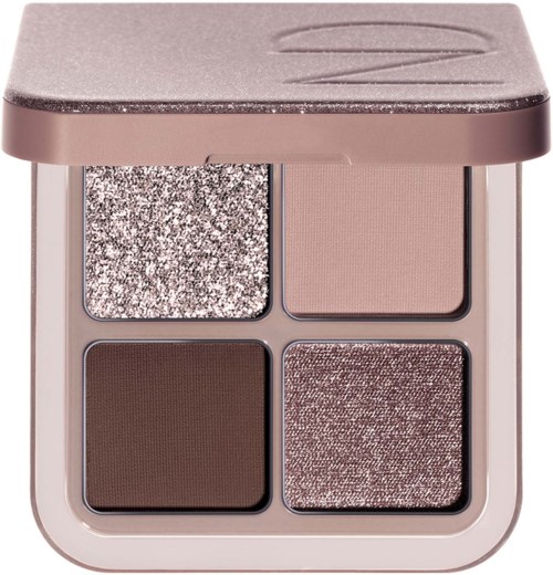 Eine kleine Lidschattenpalette mit vier Farben: Silberglitter, Beige, Dunkelbraun und schimmerndes Bronze.